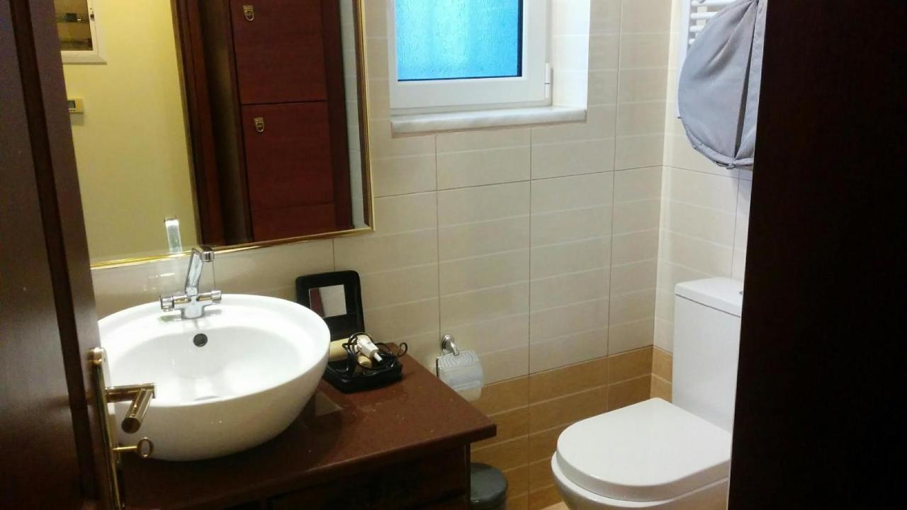 Lovely 2-Bedroom Apartment At Greek Riviera Vári Exteriör bild