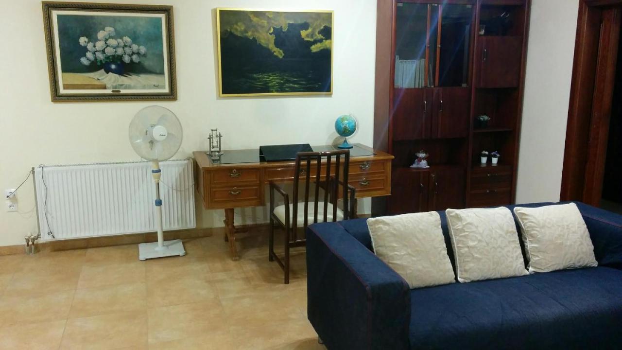 Lovely 2-Bedroom Apartment At Greek Riviera Vári Exteriör bild