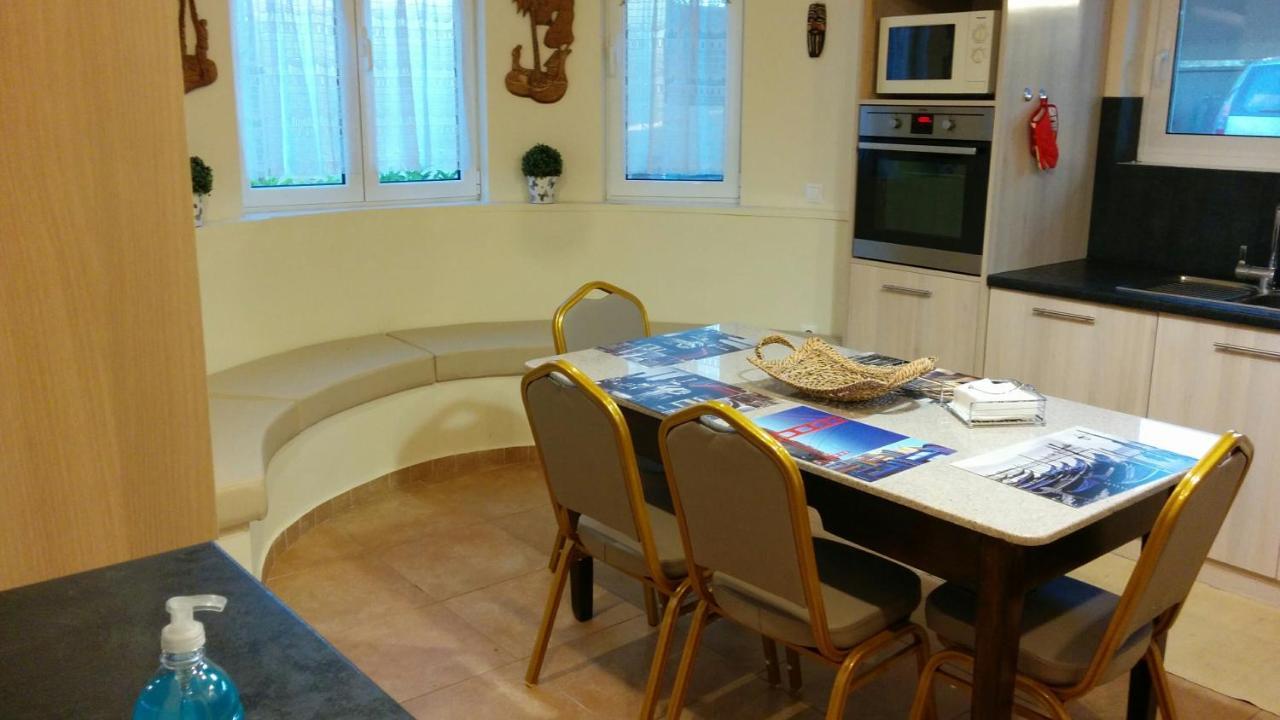 Lovely 2-Bedroom Apartment At Greek Riviera Vári Exteriör bild
