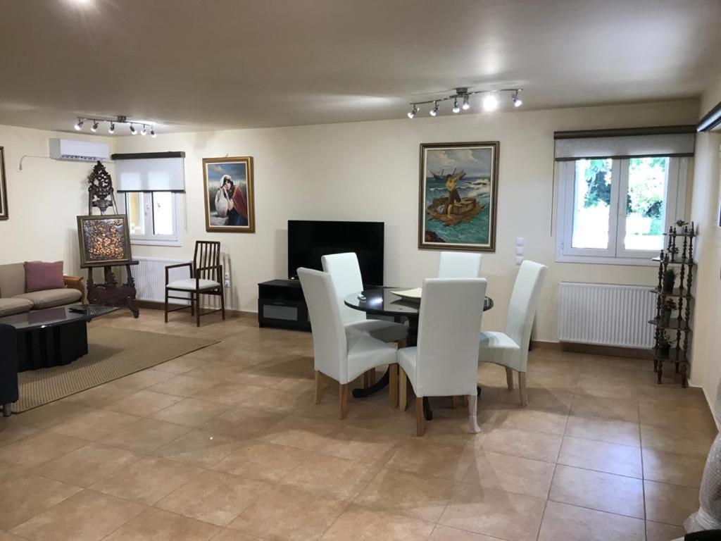 Lovely 2-Bedroom Apartment At Greek Riviera Vári Exteriör bild